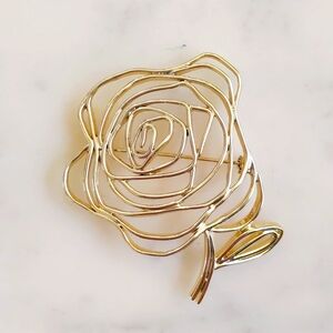 RARE FIND! NWOT Vintage Openwork Gold Tone 3D Rose Shape Wirework Pin Brooch.